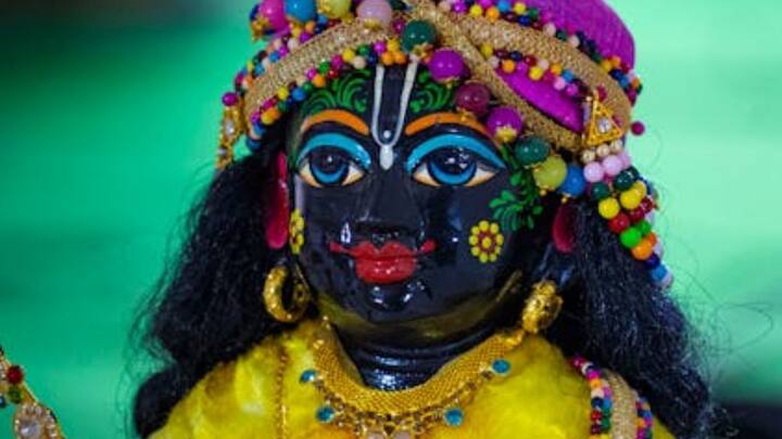 रावलपिंडी के कृष्ण मंदिर से लेकर कराची के स्वामीनारायण मंदिर और लाहौर व क्वेटा के इस्कॉन मंदिर में भी जन्माष्टमी धूमधाम से मनाते हैं.