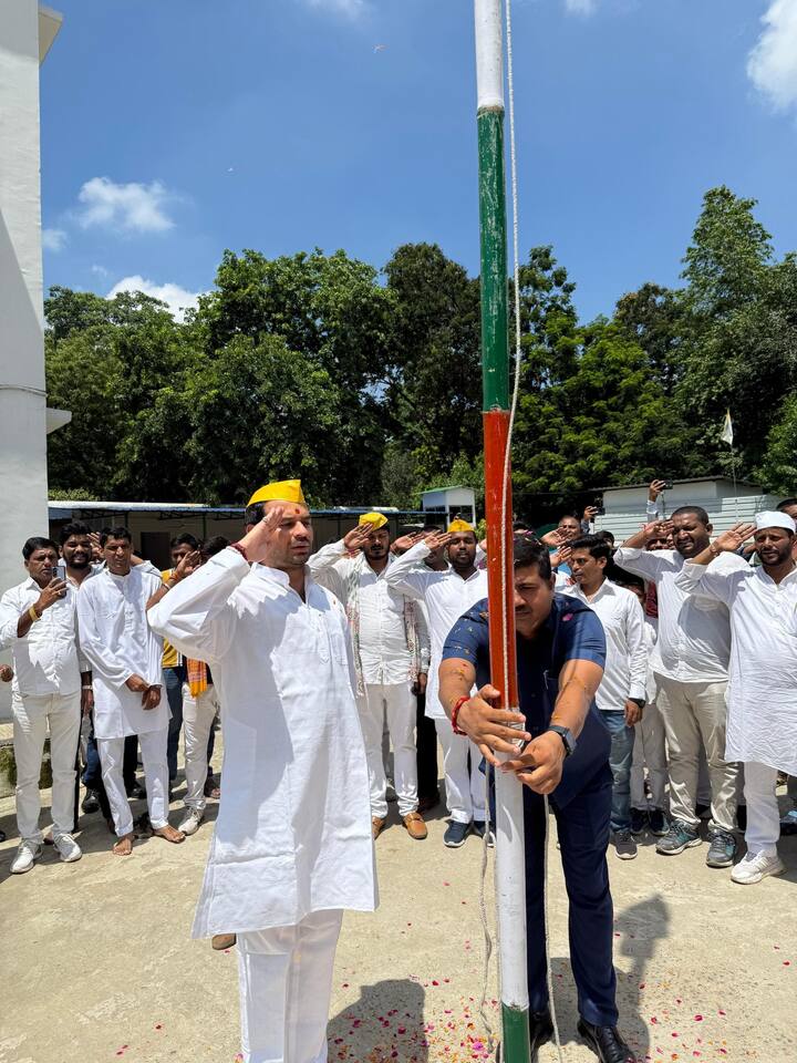 तेज प्रताप यादव ने भी अपने सरकारी आवास पर झंडा फहराया. तस्वीरें शेयर करते हुए एक्स पर लिखा है, 