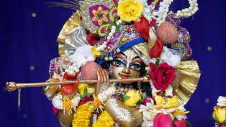 पड़ोसी मुल्क पाकिस्ताान में रहने वाले हिंदू ही वहां पर श्रीकृष्ण जन्माष्टमी धूमधाम से मनाते हैं. अपने देश की तरह पड़ोसी मुल्क में लोग रात में भगवान कृष्ण के मंदिर में जाते हैं और उनकी पूजा करते हैं.