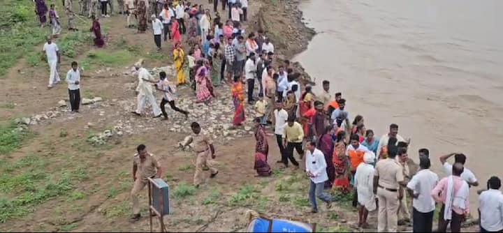 मांजरा नदीला झालेल्या पूरस्थितीमुळे प्रशासनाने परिसरातील गावकऱ्यांना सतर्कतेचा इशारा दिला आहे. नदीच्या पाण्याची पातळी वेगाने वाढत असल्याने नागरिकांना नदीकाठावर किंवा पूल परिसरात न जाण्याचे आवाहन करण्यात आले आहे.