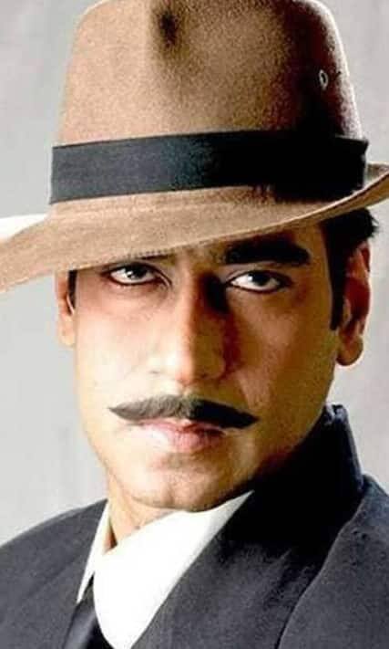 भारत के वीर सपूत भगत सिंह ने देश के लिए बहुत ही कम उम्र में अपने प्राणों का बलिदान दे दिया. उनकी जिंदगी पर आधारित 2005 में फिल्म 'द लीजेंड ऑफ भगत सिंह' में अजय देवगन को लीड रोल में देखा गया था. अपने पावरफुल परफॉर्मेंस से अजय देवगन ने दर्शकों के दिल में अपनी अमिट छाप छोड़ी है. अजय देवगन के शानदार परफॉर्मेंस ने उन्हें बेस्ट ऐक्टर के नेशनल फिल्म अवार्ड का हकदार बनाया. इस फिल्म को ऑडियंस आज भी देखना पसंद करती है.