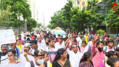 'চোরের মতো দেহ নিয়ে যাচ্ছিল পুলিশ', গাড়ির সামনে শুয়ে পড়ে বিক্ষোভ চাকরিহারা শিক্ষকদের; চরম উত্তেজনা মুকুন্দপুরে