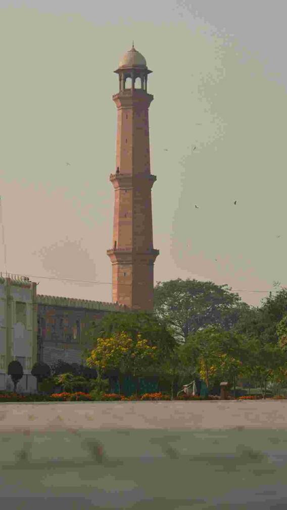 पाकिस्तान में मुगलों ने क्या बनवाया?