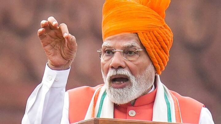 স্বাধীনতা দিবসের ৭৮ বছর পূর্তিতে দেশবাসীকে শুভেচ্ছা প্রধানমন্ত্রীর।  'দেশের উন্নয়নে কোনও সমঝোতা নয়', লালকেল্লা থেকে কড়া বার্তা প্রধানমন্ত্রীর।