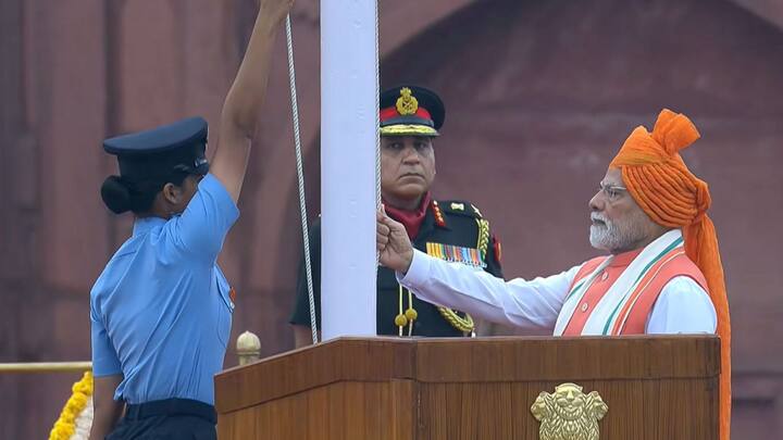 '৫০ বছর আগেই ভারতে সেমি কন্ডাক্টর কারখানা হওয়ার কথা ছিল, আটকে ছিল ফাইল', গরিবি হটানোর স্লোগান অতীতে শুনে ক্লান্ত হয়ে গেছিল দেশ, কাজে কিছুই হয়নি,'আমাদের আমলে ২৫ কোটি গরিব, দারিদ্ররেখা থেকে উপরে উঠেছেন', দাবি তোলেন মোদি।