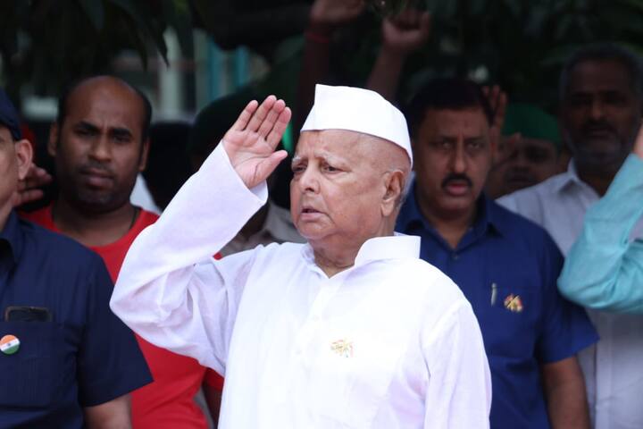 इस तस्वीर में आरजेडी सुप्रीमो लालू प्रसाद यादव भी झंडे को सलामी देते नजर आ रहे हैं. लालू ने तस्वीर शेयर कर एक्स पर लिखा, 