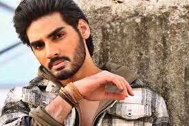 Sunil Shetty's son Ahani Shetty is going to be seen in Border 2. In this film, he will be seen playing the role of a military. What will be the name of his character has not been revealed.
