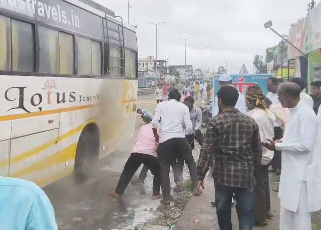 आगीचा भडका इतका मोठा होता की रस्त्याच्या कडेला असलेल्या एका दुकानाला आणि घरालाही आग लागली. या दोन्ही ठिकाणीही मोठे नुकसान झाले असून, अंदाजे लाखो रुपयांचा माल खाक झाला आहे.