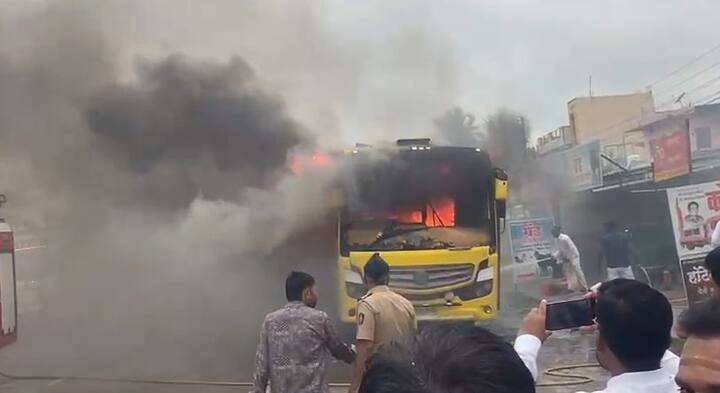 घटनेची माहिती मिळताच अग्निशमन दल घटनास्थळी दाखल झाले. आग विझवण्यात यश आले, पण तोपर्यंत ट्रॅव्हल्स, दुकान आणि घराचा मोठा भाग नष्ट झाला होता.