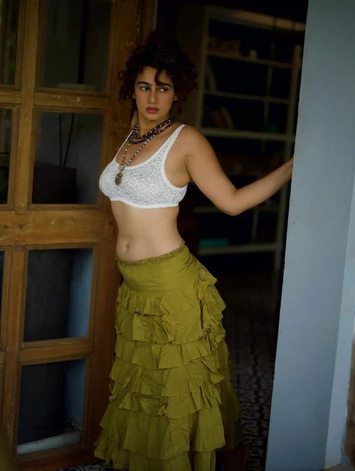 फोटो में देखा जा सकता है कि वह काफी हॉट लग रही हैं और साथ ही वह बोल्ड पोज भी देती नजर आ रही हैं. मेघा शुक्ला की यह फोटो उनके फैन्स को भी दीवाना बना रही है.
