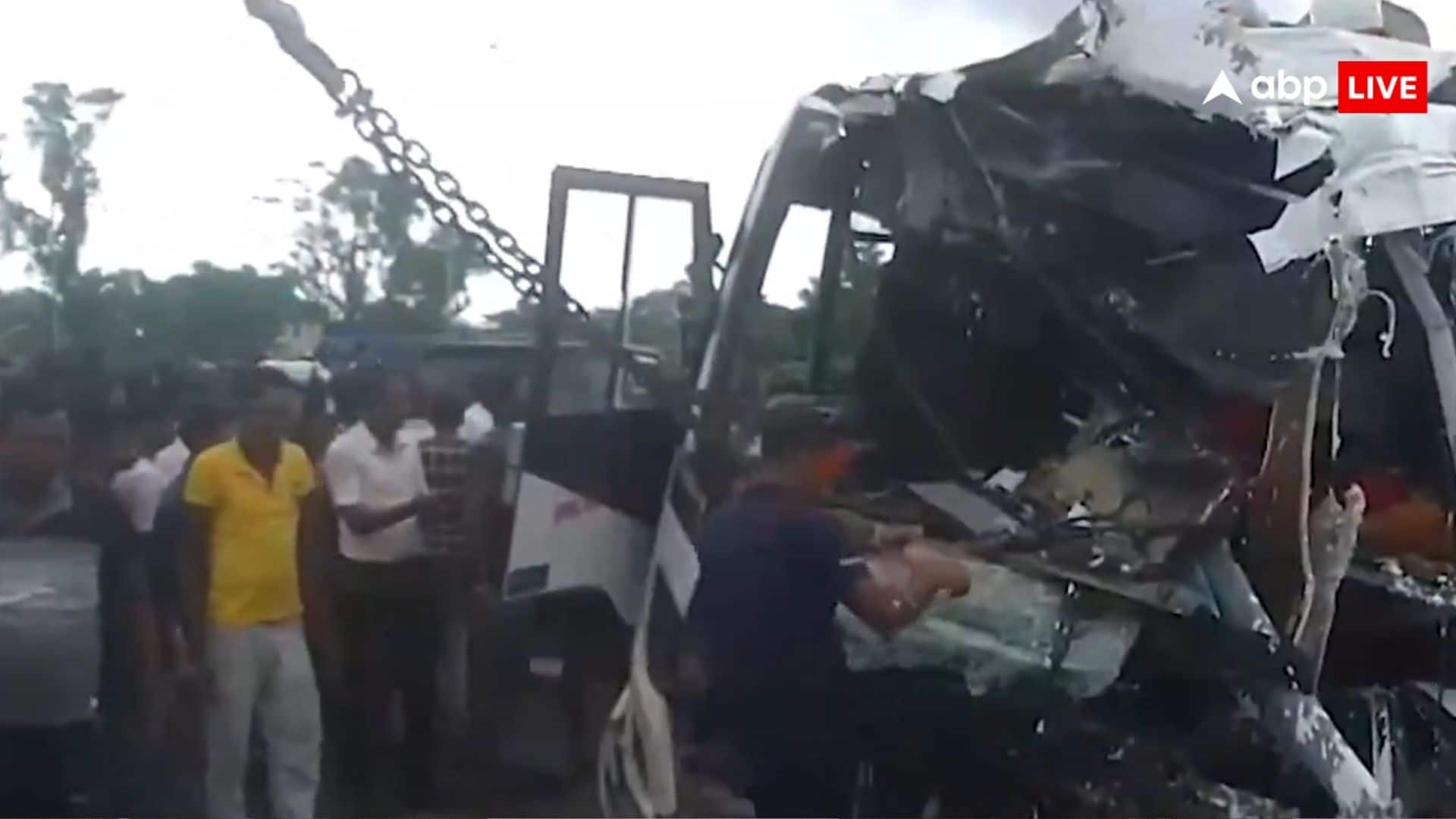 पश्चिम बंगाल में बस-ट्रक की भयंकर टक्कर, 10 तीर्थयात्रियों की मौत, 35 घायल