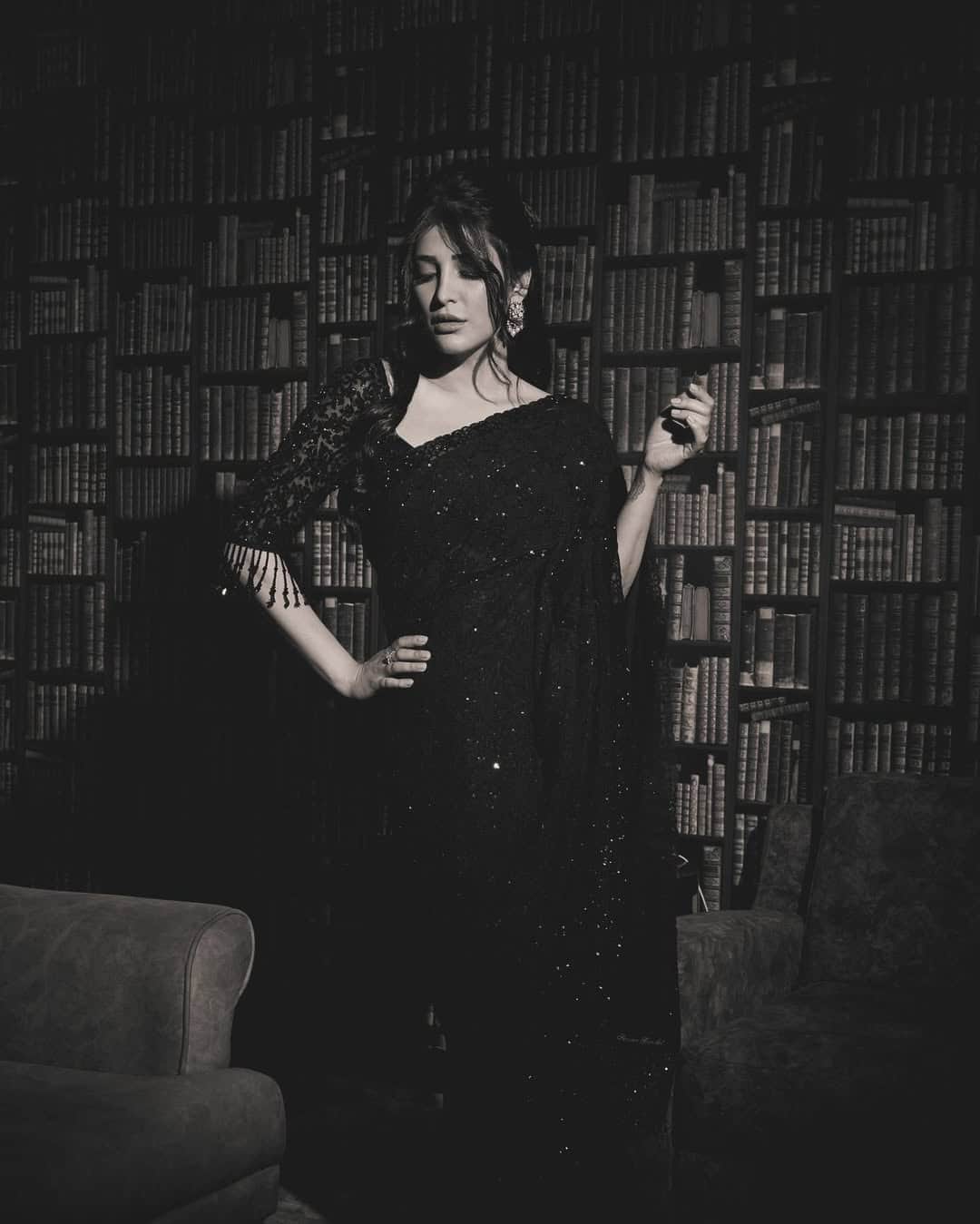 In this look of Shruti, he has shown traditional glamor. She is wearing a black color sequence saree, which has long pendants in the blouse, as well as updated in the hair. To make this look more beautiful, this look has been made more beautiful by taking earrings and further brakes.