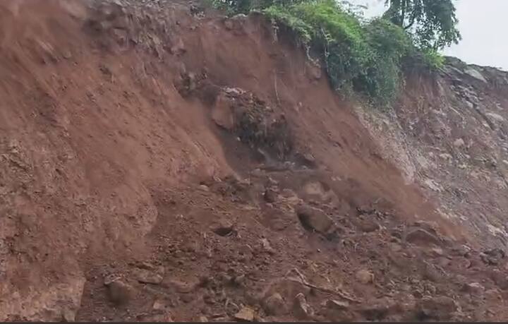 दरड कोसळत असल्याने रस्त्याचा एक भाग पूर्णपणे बंद झाला आहे,  स्थानिकांनी दिलेल्या माहितीनुसार, सकाळपासूनच दरड कोसळण्याची शक्यता होती आणि अखेर ती प्रत्यक्षात घडली.