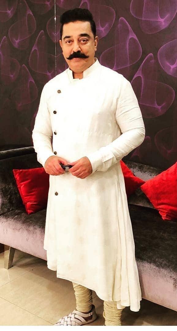 70 के कमाल हासन आज भी स्क्रीन पर आते हैं तो ऑडियंस की धड़कने तेज हो जाती है. अब वो एक्टर के साथ–साथ डायरेक्टर और राइटर भी बन गए हैं. 'इंडियन 2' और 'विक्रम' में उन्होंने अपने एक्शन पैक्ड परफॉर्मेंस से सभी को हैरान कर दिया था.