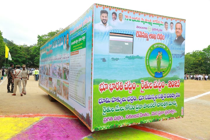 పరిశ్రమల శాఖ కింద టీ ప్రైడ్ ద్వారా నలుగురికి ₹1.48 కోట్ల చెక్కులు, మెప్మా కింద ₹12.98 కోట్ల బ్యాంకు లింకేజీ రుణాలను అందజేశారు. అలాగే శకటాల ప్రదర్శనను నిర్వహించారు.