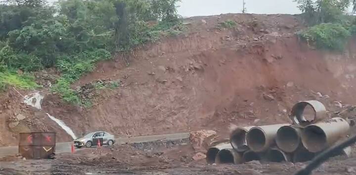 संगमेश्वर साखरपा मुर्शी चेक पोस्टच्या पुढे रत्नागिरी आणि कोल्हापूर जिल्ह्यांना जोडणाऱ्या संगमेश्वर-आंबा घाट मार्गावर दरड कोसळण्याची गंभीर घटना घडली आहे