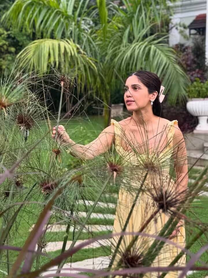 एक्ट्रेस ने अपनी लेटेस्ट पोस्ट में पूल में ब्लू बिकिनी में अपनी तस्वीरें शेयर की हैं, जिसने सोशल मीडिया पर धूम मचा दी है। फैन्स उनकी वेकेशन फोटोज पर खूब प्यार लुटा रहे हैं।