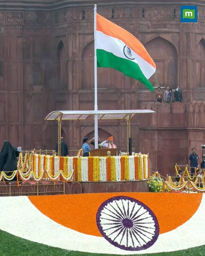 स्वातंत्र्यदिनाच्या पार्श्वभूमीवर ठिकठिकाणी कार्यक्रमांचं आयोजन करण्यात आलं आहे.अनेक शासकीय कार्यालयांना तिरंगी विद्युत रोषणाई करण्यात आलीय. मंत्र्यांच्या हस्ते ठिकठिकाणी ध्वजारोहण होणार आहे.