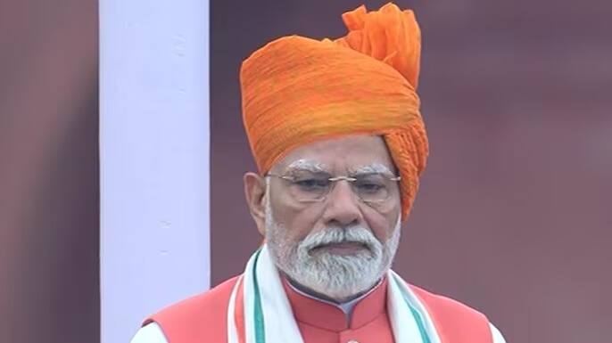 पंतप्रधान नरेंद्र मोदी यांनी आतापर्यंत 11 वेळा ध्वजारोहण केलं. प्रत्येक वेळी त्यांच्या पेहरावातून काहीना काही संदेश देण्यात आला आहे. त्यानुसार, यंदाच्या पेहरावातूनही भारतीयांना संदेश मिळतोय.