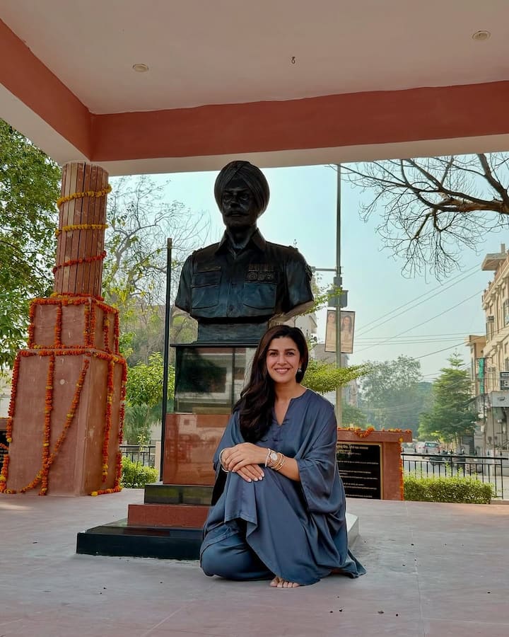Papular actress Nimrat Kaur's father Bhupinder Singh was also an army officer. In 1994, he was kidnapped and murdered by terrorists in Kashmir. The actress was just 11 during this sad incident.