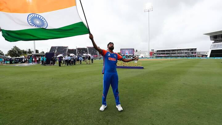 সদ্য ইংল্যান্ডে গিয়ে দুরন্ত বোলিং করেছেন। মহম্মদ সিরাজ জাতীয় পতাকা হাতে নিজের পুরনো ছবি পোস্ট করে লিখলেন, 'স্বাধীনতা দিবসের শুভেচ্ছা।'