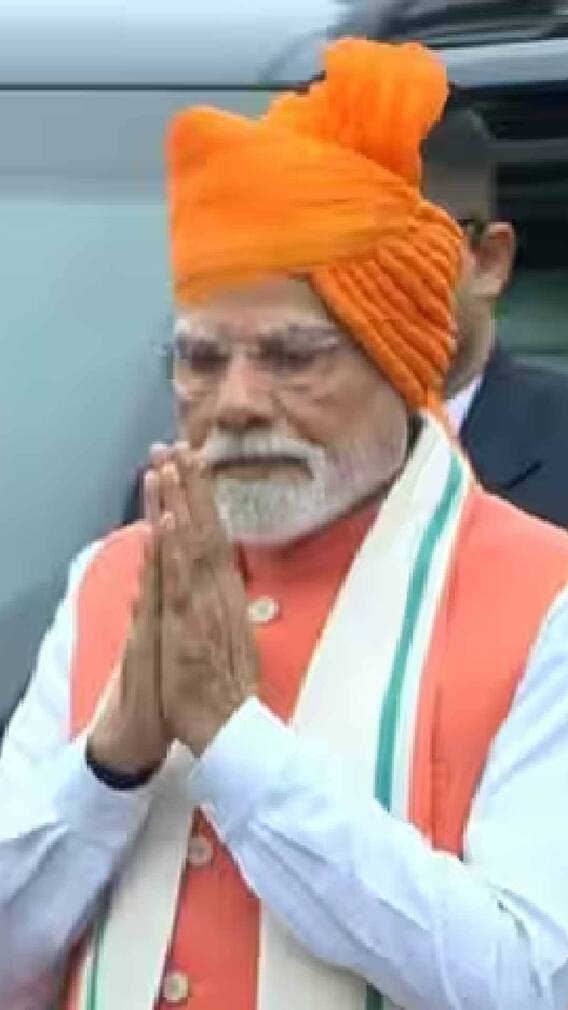 पंतप्रधान नरेंद्र मोदींच्या हस्ते लालकिल्ल्यावर ध्वजारोहण