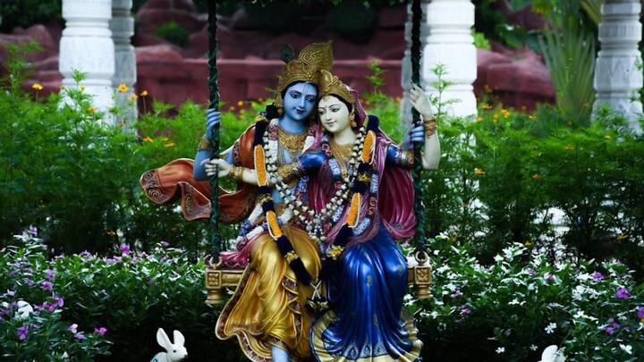 भारत की तरह से पाकिस्तान में भी लोग अपने छोटे बच्चों को श्रीकृष्ण की ड्रेस पहनाते हैं और विधि-विधान से पूजा करते हैं. पाकिस्तान में इस्कॉन मंदिर भी हैं, जैसे कि कराची, लरकाना, हैदराबाद और सिंध में भी जन्माष्टमी मनाई जाती है.