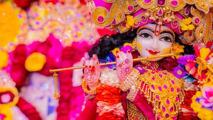 यहां पर भी जन्माष्टमी के दिन भक्त व्रत रहते हैं और श्रीकृष्ण की मूर्तियों को सजाते हैं, व रात के वक्त में खास पूजा और आरती करते हैं. यहां पर भी भगवान को 56 भोग का प्रसाद चढ़ाने की परंपरा है.