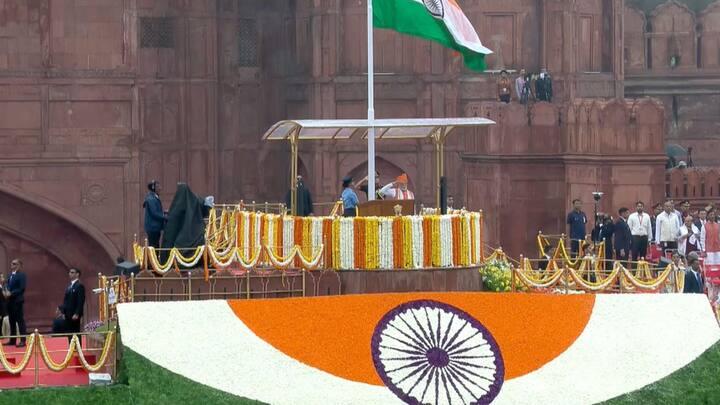 আজ ৭৯ তম স্বাধীনতা দিবস। তেরঙ্গা পতাকায় সেজে উঠেছে গোটা দেশ। স্বাধীনতা দিবস উপলক্ষ্যে দিল্লিতে কড়া নিরাপত্তা।দিল্লিসহ বেশ কয়েকটি জায়গায় আঁটসাঁট নিরাপত্তা।