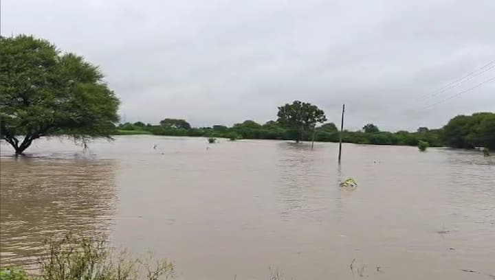 शोधमोहीमेत आधुनिक साधनांचा वापर करण्यात येत असून, ड्रोनच्या माध्यमातून नदीच्या प्रवाहात आणि परिसरात तपास सुरू आहे.