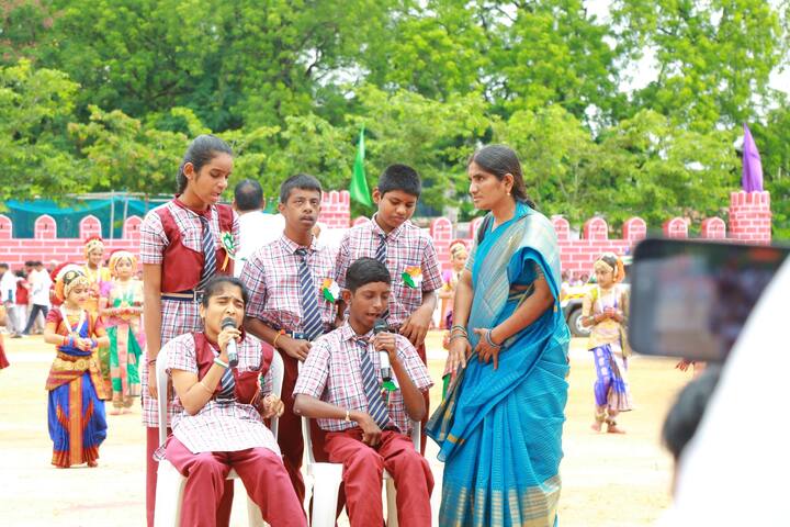 ఇండిపెండెన్స్ డే వేడుకల్లో పాల్గొని పాడుతున్న విద్యార్థులు