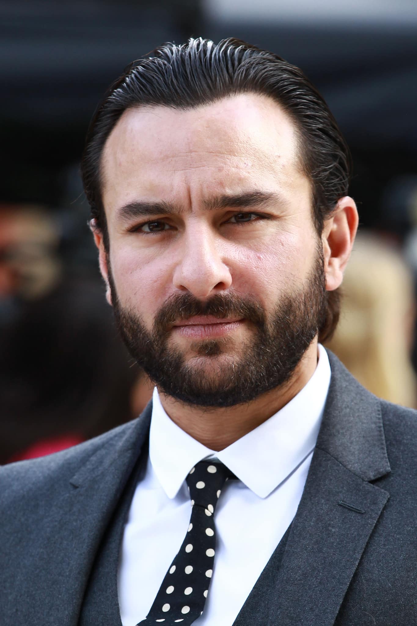 Saif Ali Khan was born on 16 August 1970 in Delhi, belonging to a royal and cinematic family. His father Mansoor Ali Khan Pataudi was the former captain of the Indian cricket team, and mother Sharmila Tagore was the famous actress of Hindi cinema.