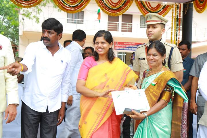 కార్యక్రమంలో నల్గొండ ఎంపీ కుందూరు రఘువీర్ రెడ్డి, ఎమ్మెల్సీలు నెల్లికంటి సత్యం, శంకర్ నాయక్, మిర్యాలగూడ ఎమ్మెల్యే బత్తుల లక్మారెడ్డి, నకిరేకల్ ఎమ్మెల్యే వేముల వీరేశం, జిల్లా గ్రంథాలయ సంస్థ అధ్యక్షులు ఎం.ఏ. ఆఫీజ్ ఖాన్, జిల్లా కలెక్టర్ ఇలా త్రిపాఠి, జిల్లా ఎస్పీ శరత్ చంద్ర పవార్, జిల్లా రెవిన్యూ అదనపు కలెక్టర్ జే. శ్రీనివాస్, అదనపు ఎస్పీ రమేష్, ఏసీపీ మౌనిక, జిల్లా సీనియర్ అధికారులు, మాజీ ప్రజాప్రతినిధులు ఇతరులు పాల్గొన్నారు.