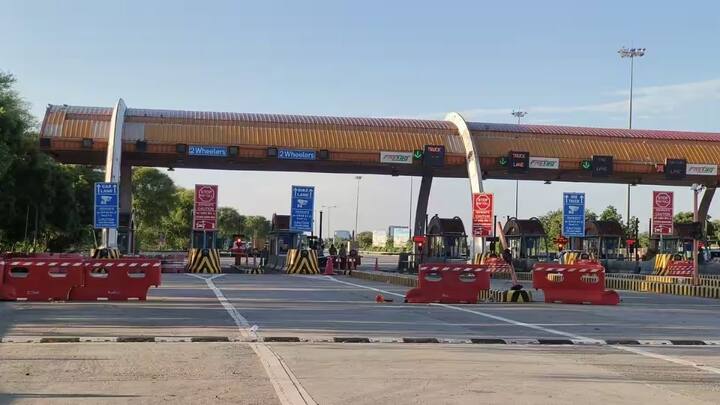 लेकिन क्या बाइक वाले भी बार-बार के टोल की झंझट से बचने के लिए एनुअल फास्टैग ले सकते हैं. तो आपको बता दें ऐसा फिलहाल मुमकिन नहीं हो पाएगा. क्योंकि फास्टैग एनुअल पास सिर्फ NHAI के तहत आने वाली सड़कों, हाईवे और एक्सप्रेस वे के लिए है.