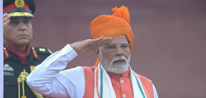 पंतप्रधान नरेंद्र मोदींच्या या पेहरावातून स्वातंत्र्य, क्रांती आणि शांतीचा संदेश देखील देण्यात आला आहे.