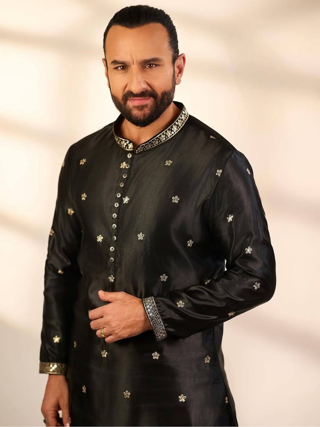 Saif's personal life was also discussed. In 1991, she married actress Amrita Singh, with whom her daughter Sara and son Ibrahim. However, this marriage could not last long and both got divorced in 2004. Subsequently, Saif married Kareena Kapoor in 2012, and her two sons Taimur and Jahangir.