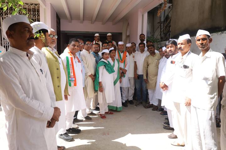 स्वतंत्रता दिवस के मौके पर बिहार प्रदेश कांग्रेस अध्यक्ष राजेश राम ने पटना के भूतनाथ स्थित आवास पर तिरंगा फहराया. एक्स पर लिखा, 