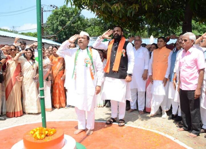 बीजेपी के प्रदेश कार्यालय में भी झंडा फहराया गया. इस मौके पर उप मुख्यमंत्री सम्राट चौधरी और प्रदेश अध्यक्ष दिलीप जायसवाल ने तिरंगे को सलामी दी. पार्टी से जुड़े अन्य नेता और कार्यकर्ता भी इस मौके पर मौजूद रहे.