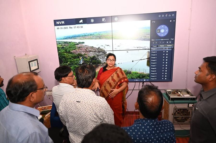Nirmal Heavy Rains: కడెం ప్రాజెక్టును సందర్శించిన నిర్మల్ కలెక్టర్, అప్రమత్తంగా ఉండాలని అధికారులకు ఆదేశాలు
