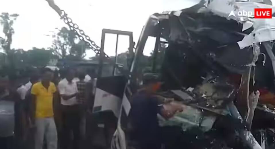 ਬੱਸ ਅਤੇ ਟਰੱਕ ਦੀ ਭਿਆਨਕ ਟੱਕਰ, 10 ਸ਼ਰਧਾਲੂਆਂ ਦੀ ਮੌਤ, 35 ਜ਼ਖ਼ਮੀ; ਮੱਚ ਗਿਆ ਚੀਕ ਚੀਹਾੜਾ west-bengal-burdwan-10-pilgrims-killed-35-injured-as-bihar-bound-bus-rams-into-truck ਬੱਸ ਅਤੇ ਟਰੱਕ ਦੀ ਭਿਆਨਕ ਟੱਕਰ, 10 ਸ਼ਰਧਾਲੂਆਂ ਦੀ ਮੌਤ, 35 ਜ਼ਖ਼ਮੀ; ਮੱਚ ਗਿਆ ਚੀਕ ਚੀਹਾੜਾ