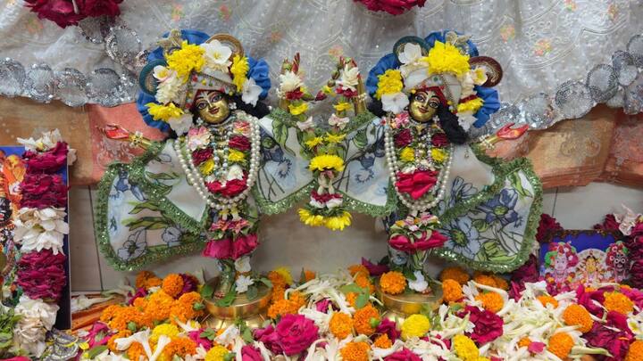 पाक के अमरकोट में हर साल जन्माष्टमी सेलिब्रेशन की तस्वीरें सामने आती हैं. यहां पर करीब 52 फीसदी से ज्यादा आबादी हिंदुओं की है. यहां पर भी भारत की तरह से हिंदू मंदिरों को सजाया जाता है.