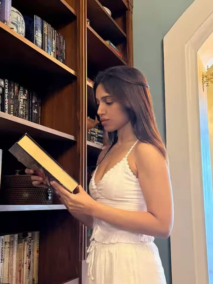 इस तस्वीर में एक्ट्रेस पकौड़े खाते हुए बारिश के मौसम का लुत्फ उठाती नजर आ रही हैं। व्हाइट टी-शर्ट और बन हेयरस्टाइल में एक्ट्रेस काफी कैजुअल दिख रही हैं। वेकेशन के दौरान भूमि पेडनेकर किताबों की दुनिया में भी खोई नजर आईं। इस फोटो में एक्ट्रेस का आउटफिट भी काफी खूबसूरत लग रहा है। खुले बालों में एक्ट्रेस बेहद खूबसूरत लग रही हैं।