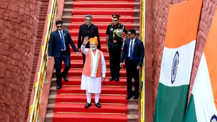 লালকেল্লার অনুষ্ঠানে উপস্থিত ছিলেন প্রতিরক্ষামন্ত্রী রাজনাথ সিং। লালকেল্লায় প্রধানমন্ত্রীকে গার্ড অফ অনার। এরপর ২১ বার তোপধ্বনি ও পতাকা উত্তোলন করা হবে।