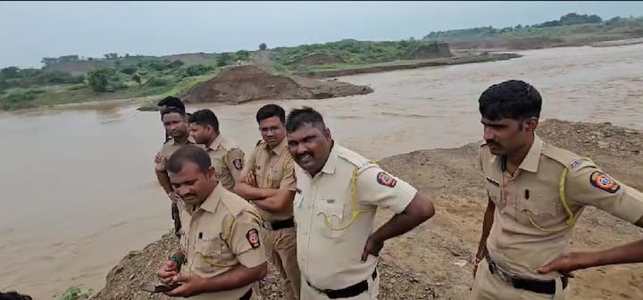या घटनेमुळे परिसरात हळहळ व्यक्त होत असून, पावसाळ्यात नदी आणि नाल्यांमधील वाढत्या पाण्यामुळे सुरक्षिततेचे नियम पाळण्याचे महत्व पुन्हा अधोरेखित झाले आहे.