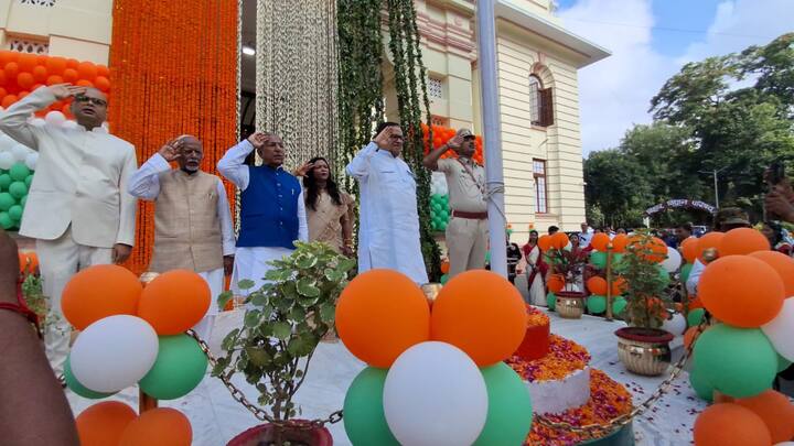 79वें स्वतंत्रता दिवस के मौके पर बिहार में राजनीतिक दलों ने सरकारी आवास और पार्टी दफ्तर में झंडा फहाराया. विधानसभा अध्यक्ष नंदकिशोर यादव और विधान परिषद के सभापति अवधेश नारायण सिंह ने भी इस मौके पर तिरंगे को सलामी दी.