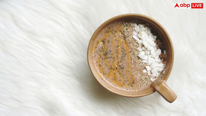 2 चम्मच चिया सीड्स में लगभग 10 ग्राम फाइबर होता है, जो ब्लड शुगर कंट्रोल और लंबे समय तक पेट भरा रखने में मदद करता है. दही में प्रोटीन होता है जो मसल रिपेयर, एनर्जी और भूख कंट्रोल में मदद करता है.