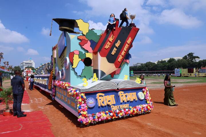 यह झांकी शिक्षा विभाग की है. इसके जरिए संदेश दिया गया है, 