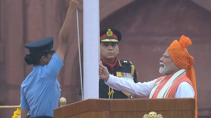 स्वातंत्र्याच्या या सुवर्ण महोत्सवानिमित्त पंतप्रधान नरेंद्र मोदी यांनी दिल्लीच्या लाल किल्ल्यावर ध्वजारोहण करुन स्वातंत्र्याचा उत्सव साजरा केला.