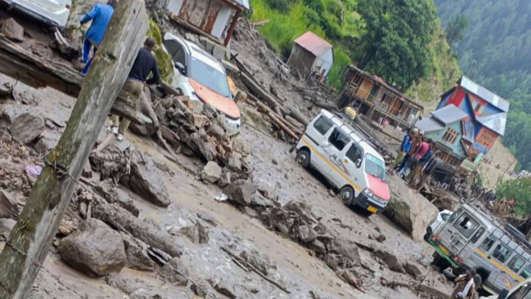 रुला देगा किश्तवाड़ आपदा का मंजर, बुरी तरह से घायल पिता को नहीं अपनी चोट की परवाह, रोते-बिलखते बेटी को ढूंढ रहे Kishtwar Cloudburst Injured Man Search Missing Daughter in Calamity many people finding their Loved ones रुला देगा किश्तवाड़ आपदा का मंजर, बुरी तरह से घायल पिता को नहीं अपनी चोट की परवाह, रोते-बिलखते बेटी को ढूंढ रहे