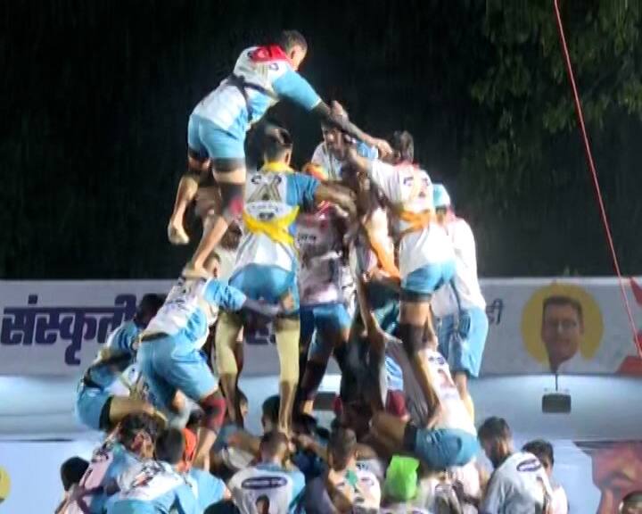 सकाळी घाटकोपर येथे मनसे गणेश चुक्कल, अरविंद गिते मित्र परिवार आयोजित दहीहंडीमध्ये जय जवान गोविंदा पथकाने तब्बल 10 थरांची दहीहंडी रचून सर्वांना थक्क केलं.